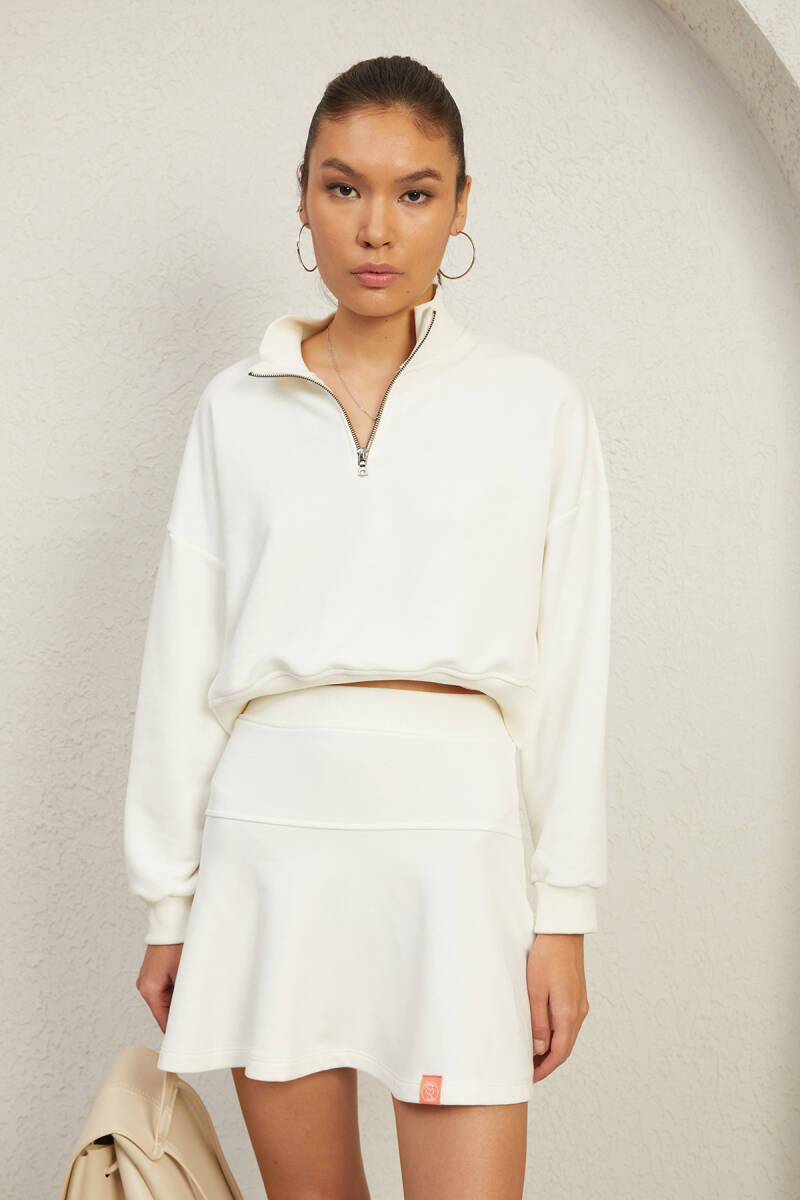 FERMUARLI DİK YAKA KISA SWEATSHIRT - 18